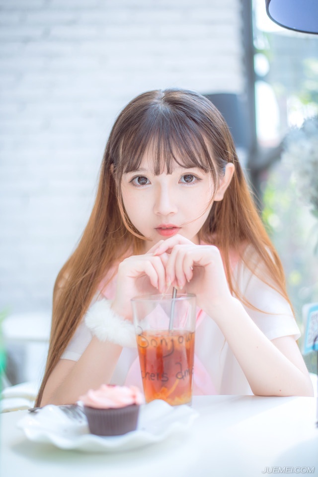 “诸位，刘璋虽然有过，但终究与诸位君臣一场，如今益州已降，我也说过，往日一切，既往不咎。”庞统沉声道。